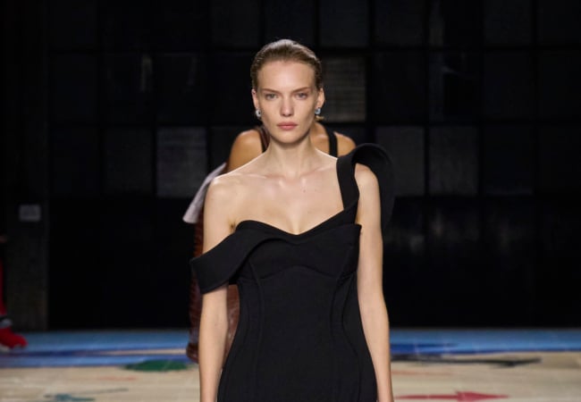 Το show μόδας SS'24 της Bottega Veneta αποκαλύπτει την ομορφιά της πολυπολιτισμικότητας