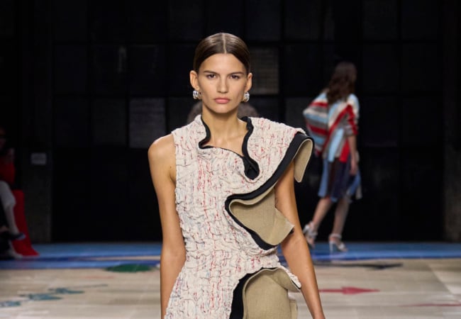 Το show μόδας SS'24 της Bottega Veneta αποκαλύπτει την ομορφιά της πολυπολιτισμικότητας