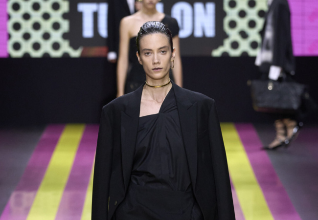 «Not Her»: Το άκρως φεμινιστικό show SS'24 της Maria Grazia Chiuri για τον Dior