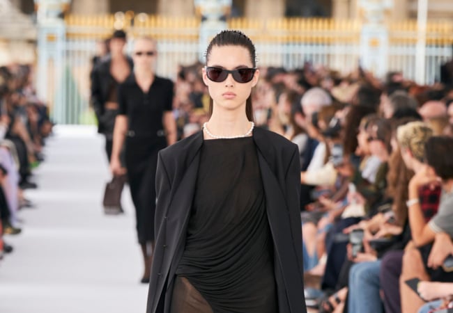 Η ανοιξιάτικη συλλογή '24 του Givenchy είχε ως κύριο μοτίβο τα αποδομημένα λουλούδια