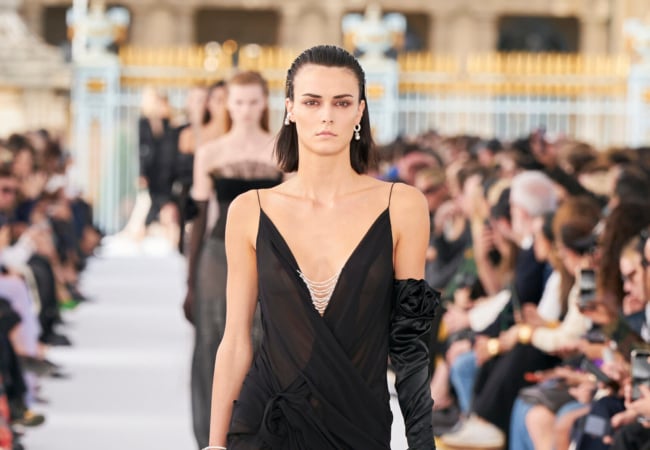 Η ανοιξιάτικη συλλογή '24 του Givenchy είχε ως κύριο μοτίβο τα αποδομημένα λουλούδια