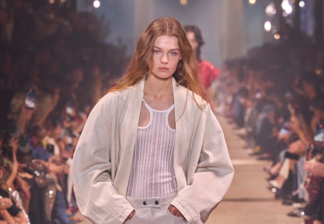 Η αβίαστη κι ανέμελη συλλογή της Isabel Marant για την SS'24 εκπέμπει φως κι αισιοδοξία