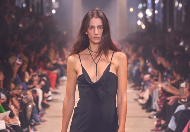 Η αβίαστη κι ανέμελη συλλογή της Isabel Marant για την SS'24 εκπέμπει φως κι αισιοδοξία