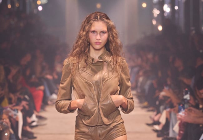 Η αβίαστη κι ανέμελη συλλογή της Isabel Marant για την SS'24 εκπέμπει φως κι αισιοδοξία