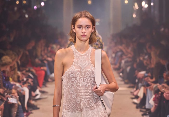 Η αβίαστη κι ανέμελη συλλογή της Isabel Marant για την SS'24 εκπέμπει φως κι αισιοδοξία