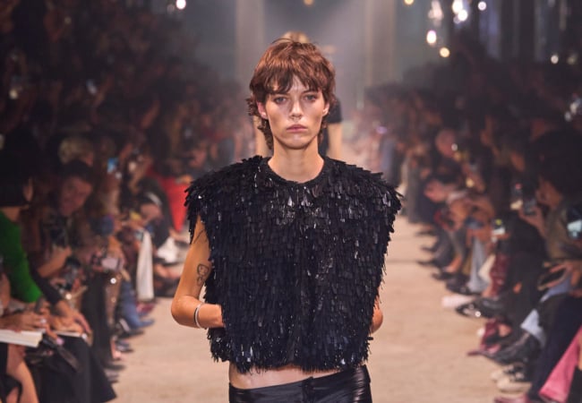 Η αβίαστη κι ανέμελη συλλογή της Isabel Marant για την SS'24 εκπέμπει φως κι αισιοδοξία