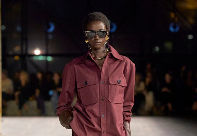 Η επιστροφή του θρυλικού «Saharan jacket» του Saint Laurent που θα φορέσουμε το '24 και όχι μόνο