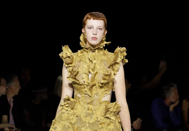 Το finale της Sarah Burton για τον McQueen και η αρχή της Louise Trotter για τον Carven