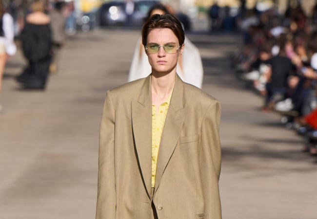 Normcore trend: Από τη Miu Miu μέχρι τον Gucci οι συλλογές SS'24 αποκτούν απλότητα και χρηστικότητα