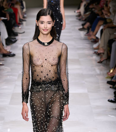 Giorgio Armani Privé Fall '24 Couture: Οι πέρλες και οι διαφάνειες ήταν τα σημεία αναφοράς της επίδειξης