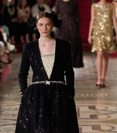 Chanel Haute Couture FW '24: Κάπες και φιόγκοι ήταν τα κυρίαρχα στοιχεία που μας ταξίδεψαν στο παρελθόν