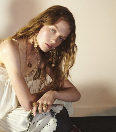 Chloé Resort 2025: Η πολυτέλεια συναντά την εκκεντρικότητα της δεκαετίας του '70