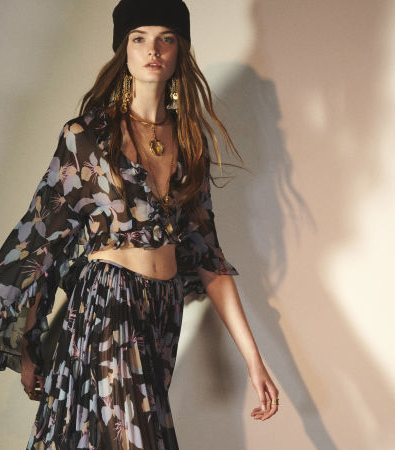 Chloé Resort 2025: Η πολυτέλεια συναντά την εκκεντρικότητα της δεκαετίας του '70