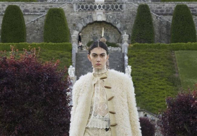 Ο Dior ταξιδεύει στο χρόνο για μια resort συλλογή με αναγεννησιακή ανατροπή