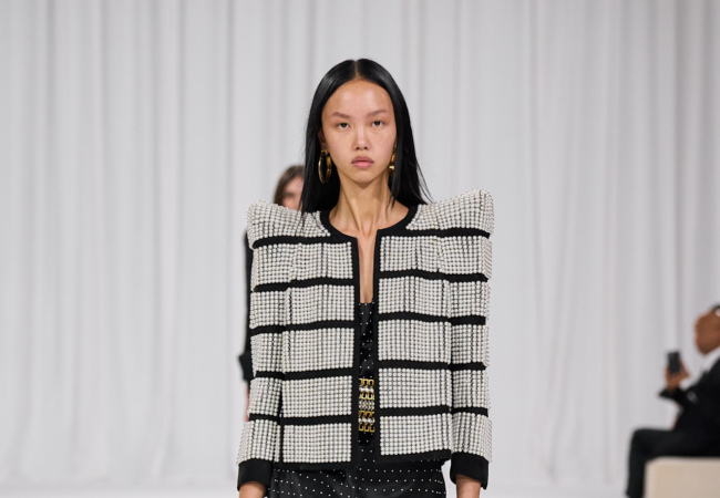 Balmain SS '25: Ένας σαγηνευτικός χορός φωτός, υφής και πορτραίτων με χάντρες γεμάτος ομορφιά