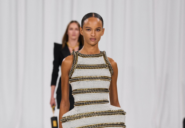 Balmain SS '25: Ένας σαγηνευτικός χορός φωτός, υφής και πορτραίτων με χάντρες γεμάτος ομορφιά