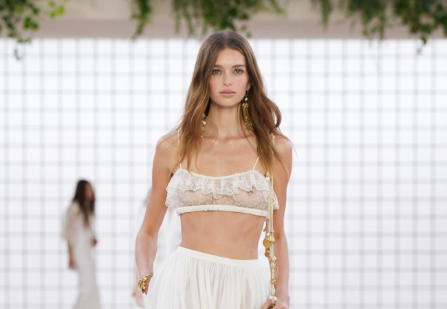 Chloé SS '25: Baby dolls και balloon φιγούρες σε pastel αποχρώσεις μάς γυρνούν πίσω στην αθωότητα των '70s