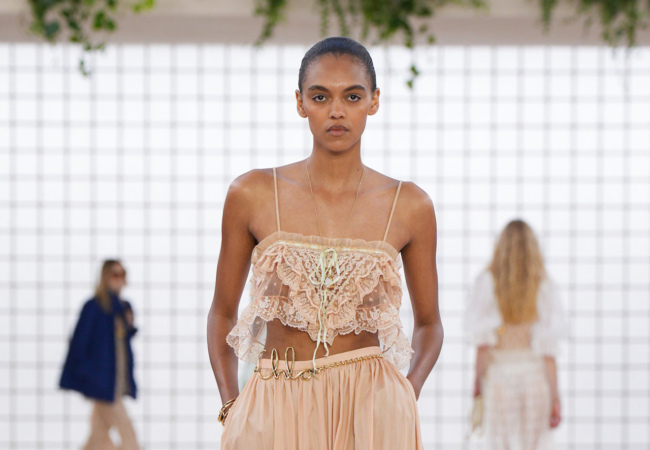 Chloé SS '25: Baby dolls και balloon φιγούρες σε pastel αποχρώσεις μάς γυρνούν πίσω στην αθωότητα των '70s