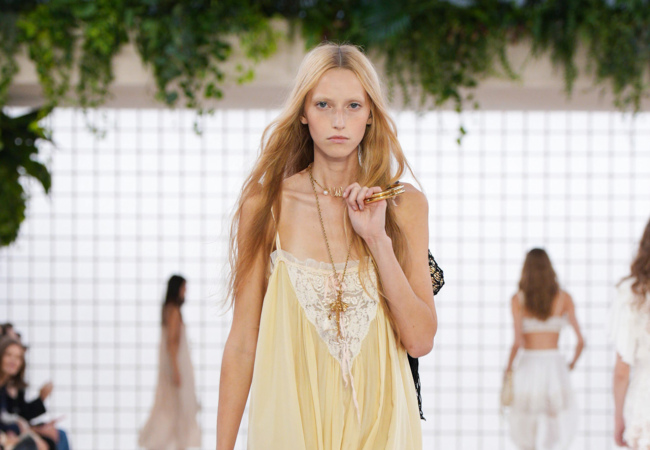 Chloé SS '25: Baby dolls και balloon φιγούρες σε pastel αποχρώσεις μάς γυρνούν πίσω στην αθωότητα των '70s