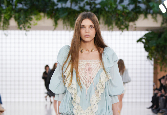 Chloé SS '25: Baby dolls και balloon φιγούρες σε pastel αποχρώσεις μάς γυρνούν πίσω στην αθωότητα των '70s