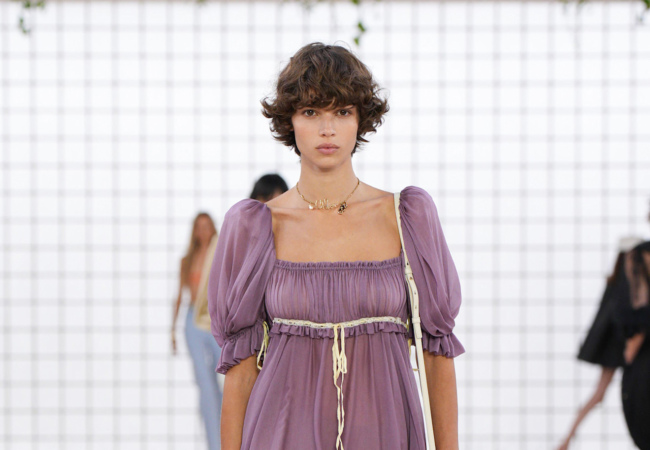 Chloé SS '25: Baby dolls και balloon φιγούρες σε pastel αποχρώσεις μάς γυρνούν πίσω στην αθωότητα των '70s