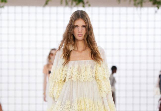 Chloé SS '25: Baby dolls και balloon φιγούρες σε pastel αποχρώσεις μάς γυρνούν πίσω στην αθωότητα των '70s