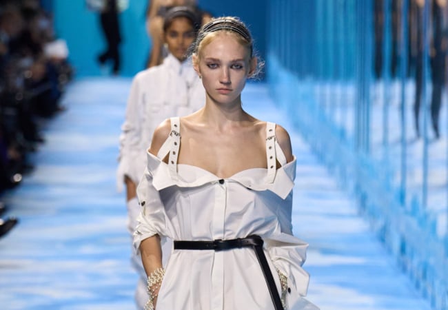 Dior SS '25: Ο οίκος προτείνει σύγχρονες Αμαζόνες με κομψά athleisure looks