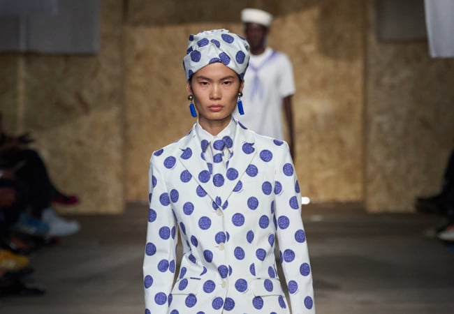 Moschino SS '25: Λονδρέζικα vibes σε μια '80s αισθητική με έντονη δόση χιούμορ που θύμιζε τον αείμνηστο Couturier