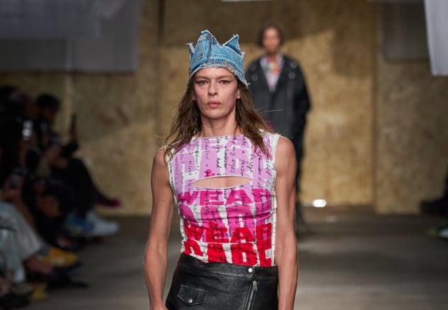 Moschino SS '25: Λονδρέζικα vibes σε μια '80s αισθητική με έντονη δόση χιούμορ που θύμιζε τον αείμνηστο Couturier