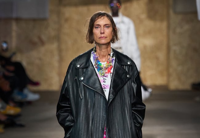 Moschino SS '25: Λονδρέζικα vibes σε μια '80s αισθητική με έντονη δόση χιούμορ που θύμιζε τον αείμνηστο Couturier