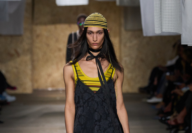 Moschino SS '25: Λονδρέζικα vibes σε μια '80s αισθητική με έντονη δόση χιούμορ που θύμιζε τον αείμνηστο Couturier