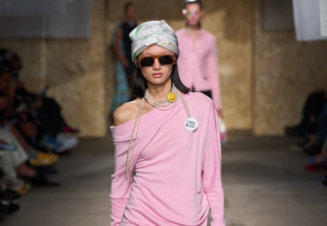 Moschino SS '25: Λονδρέζικα vibes σε μια '80s αισθητική με έντονη δόση χιούμορ που θύμιζε τον αείμνηστο Couturier