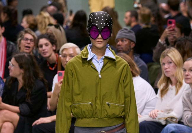 Prada SS '25: Μια συλλογή που αποτυπώνει την κουλτούρα του διαδικτύου που κινείται αστραπιαία