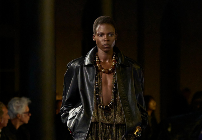 Saint Laurent SS '25: Power dressing και bohemian αισθητική που θυμίζει «Χίλιες και μια νύχτες»