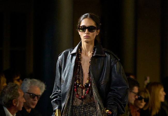 Saint Laurent SS '25: Power dressing και bohemian αισθητική που θυμίζει «Χίλιες και μια νύχτες»