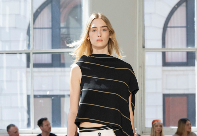 Η SS '25 συλλογή των Proenza Schouler δίνει «βήμα» στην ήσυχη πολυτέλεια και την απογειώνει