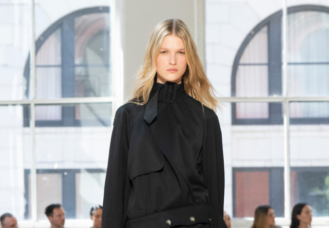 Η SS '25 συλλογή των Proenza Schouler δίνει «βήμα» στην ήσυχη πολυτέλεια και την απογειώνει