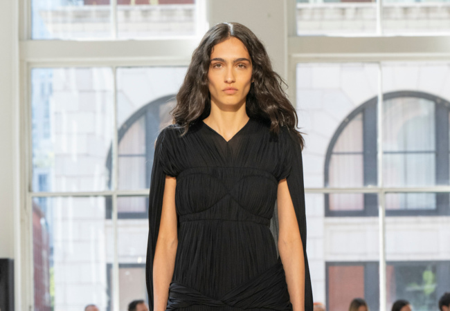 Η SS '25 συλλογή των Proenza Schouler δίνει «βήμα» στην ήσυχη πολυτέλεια και την απογειώνει