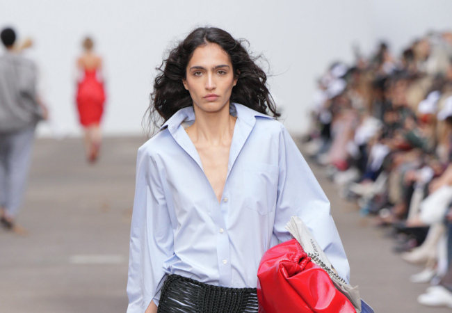 Stella McCartney SS '25: Μια επίδειξη ωδή στη φύση και τα περιστέρια