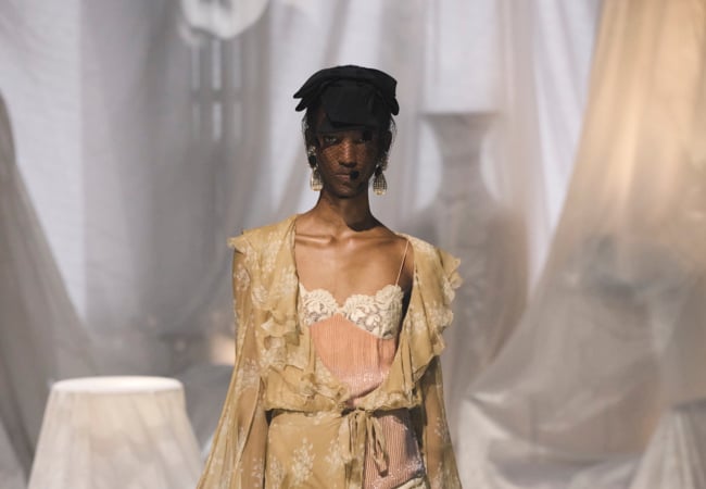 Valentino SS '25: Μια ατμοσφαιρική συλλογή που αποτύπωσε την χλιδή του Monsieur Garavani