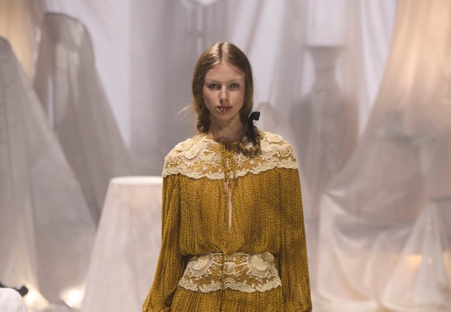 Valentino SS '25: Μια ατμοσφαιρική συλλογή που αποτύπωσε την χλιδή του Monsieur Garavani