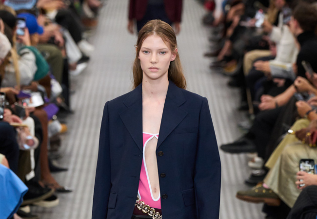 Miu Miu SS '25: Μια αριστοτεχνική αντιπαράθεση πραγματικότητας και φαντασίας