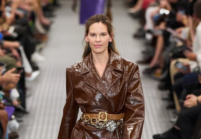 Miu Miu SS '25: Μια αριστοτεχνική αντιπαράθεση πραγματικότητας και φαντασίας