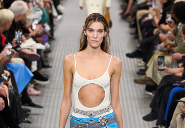 Miu Miu SS '25: Μια αριστοτεχνική αντιπαράθεση πραγματικότητας και φαντασίας