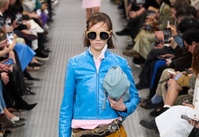 Miu Miu SS '25: Μια αριστοτεχνική αντιπαράθεση πραγματικότητας και φαντασίας