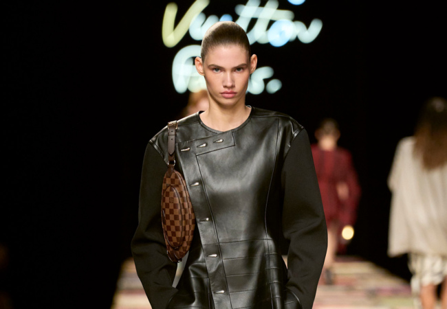 Louis Vuitton SS '25: Μια εξερεύνηση της νεωτερικότητας τυλιγμένη σε μια αίσθηση ρευστής κίνησης και ελαφρότητας