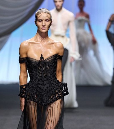 Jean Paul Gaultier HC SS'25: Το σαγηνευτικό ναυάγιο Υψηλής Ραπτικής στο οποίο υποκλιθήκαμε