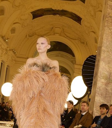 Schiaparelli HC SS '25: Όταν η Υψηλή Ραπτική υπόσχεται απόδραση από την περίπλοκη πραγματικότητα μας