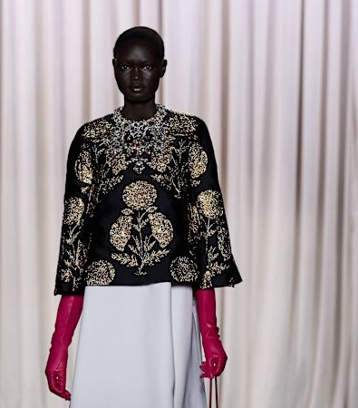 Giambattista Valli HC SS'25: Μια συλλογή επιπόλαιη, διασκεδαστική, με μια δόση αυθάδειας «je ne sais quoi»