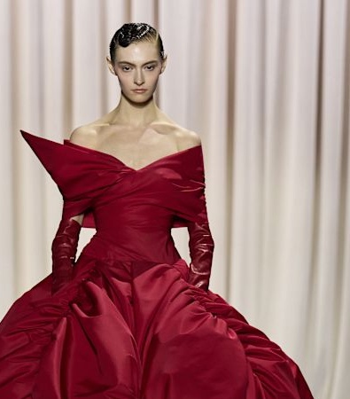 Giambattista Valli HC SS'25: Μια συλλογή επιπόλαιη, διασκεδαστική, με μια δόση αυθάδειας «je ne sais quoi»